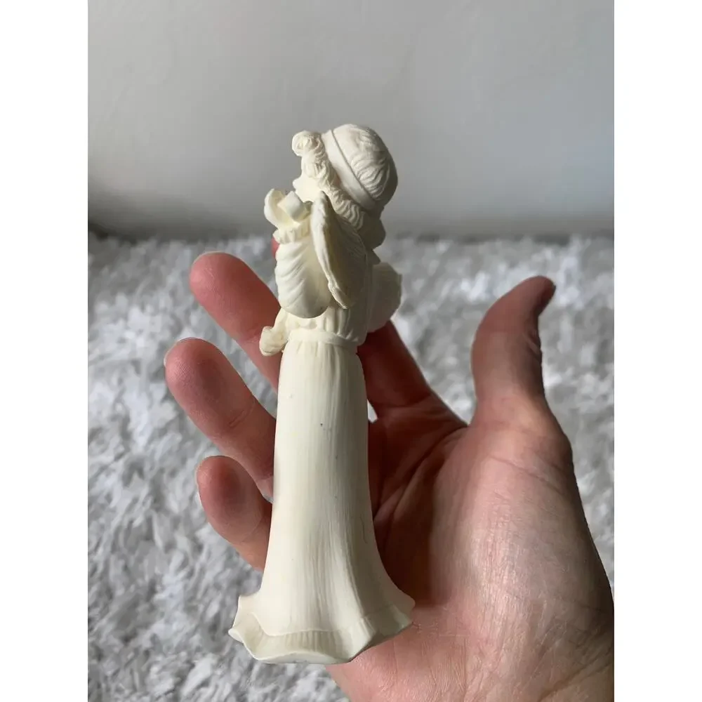 Vintage cream violinist